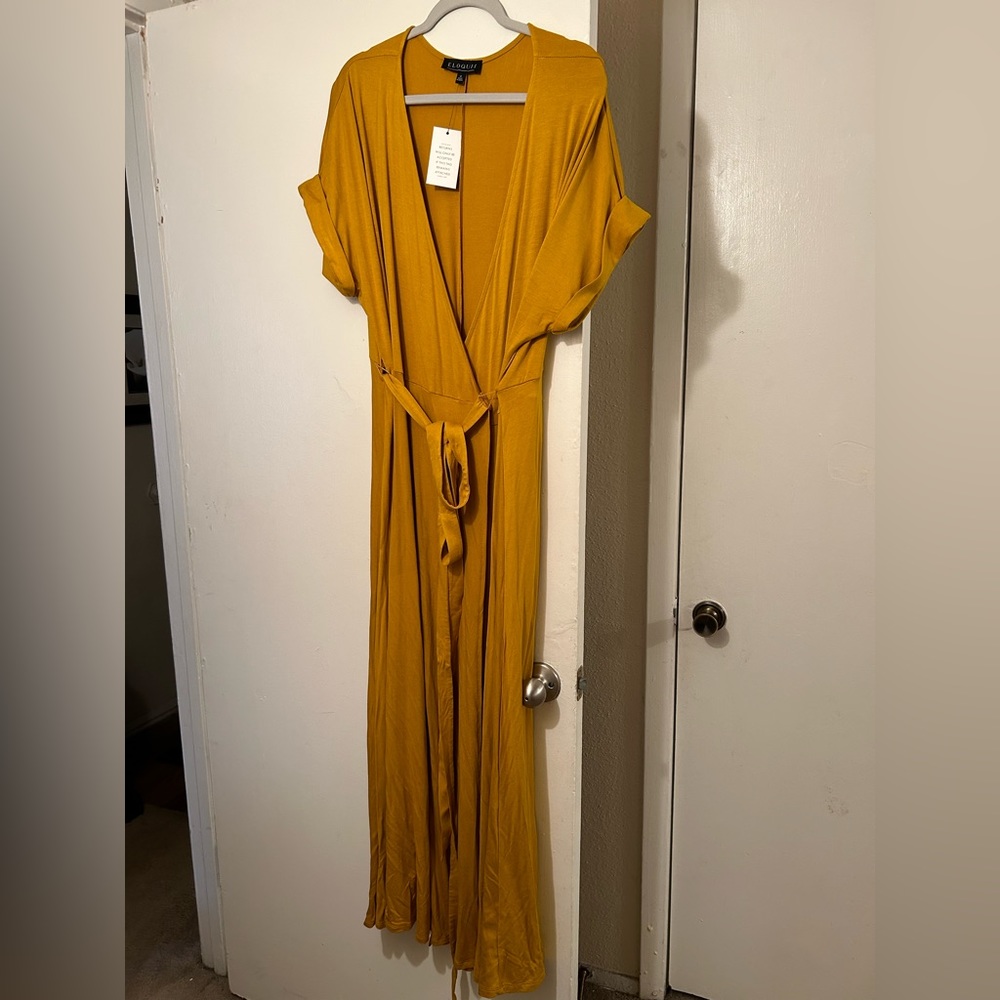 BNWT Beautiful women’s plus size wrap dress